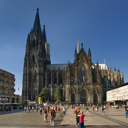 Touristen tummeln sich vor Kölner Dom