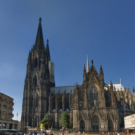 Fotos Touristen tummeln sich vor Kölner Dom