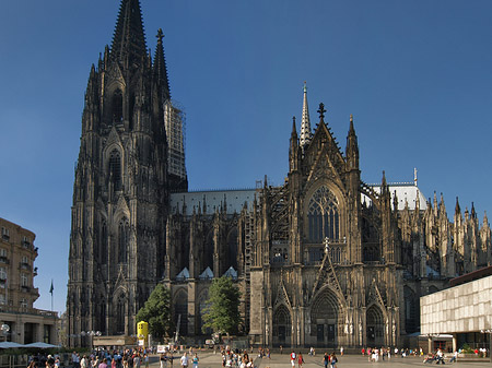 Touristen tummeln sich vor Kölner Dom Fotos