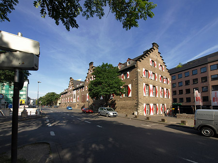 Foto Kölnisches Stadtmuseum mit Straße