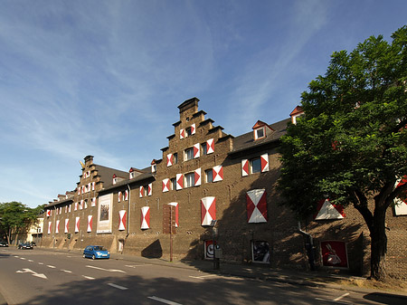 Foto Kölnisches Stadtmuseum mit Straße - Köln