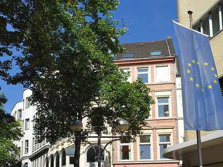 Mittelstraße mit Europafahne Foto 