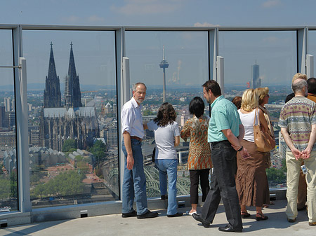 Fotos Besucher gucken auf den Kölner Dom