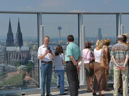Besucher gucken auf den Kölner Dom