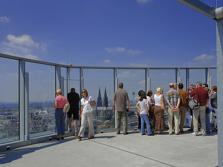 Besucher gucken auf Köln Fotos