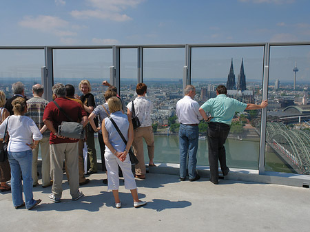 Besucher gucken auf Kölner Dom und Hohenzollernbrücke Fotos