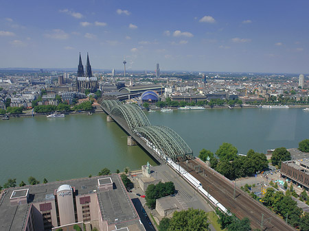 Hohenzollernbrücke und Kölner Dom Foto 