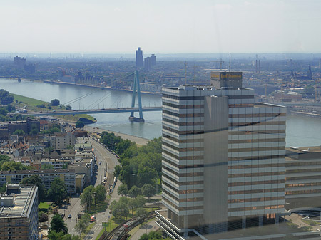 Severinsbrücke mit Lufthansa
