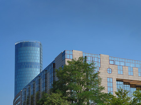 Triangelturm hinter Baum Fotos