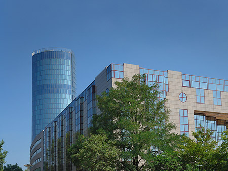 Triangelturm hinter Baum Fotos