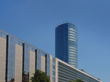 Triangelturm hinter Häusern Foto 